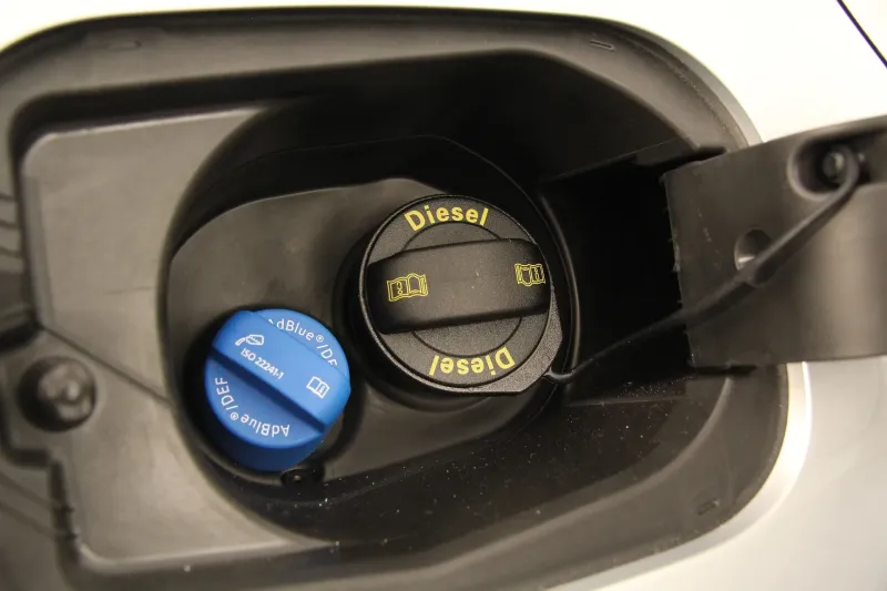  professionnel effectuant la remise à niveau du réservoir AdBlue sur un véhicule à La Brède.